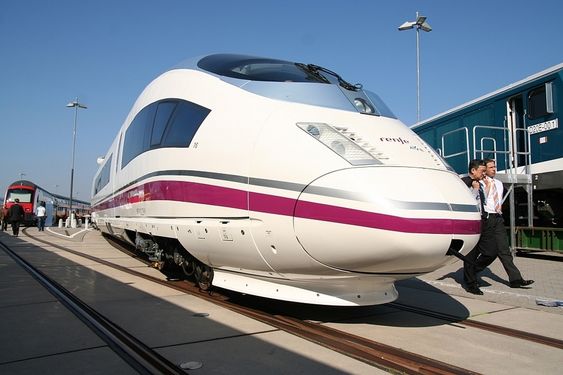 HURTIG: Renfe Operadora har flere AVE Class 103-tog fra Siemens, som blant annet kjører Madrid - Barcelona. Togets toppfart er 350 km/t.