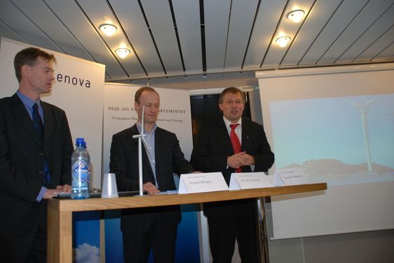 Enova-sjef Nils Kristian Nakstad (i midten) gir 137 millioner til Sway ved direktør Eystein Borgen (til venstre) som lager en gigantturbin på 10 megawatt. Statsråd Terje Riis-Johansen (t.h.) er fornøyd.