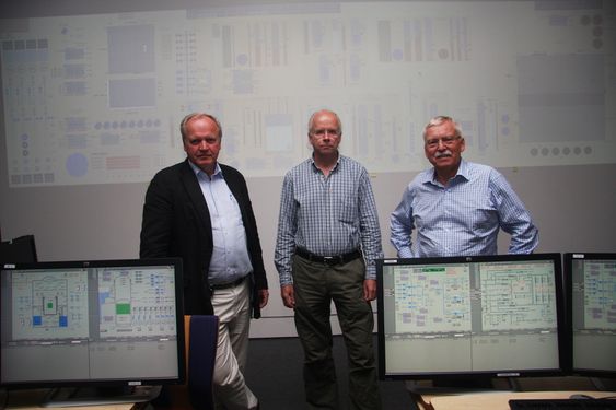 NOK Å GJØRE: Øyvind Berg, seksjonsleder Christer Nihlwing og Fridtjov Øwre viser Teknisk Ukeblad laben hvor det jobbes med å gjøre teknologien og kontrollrommene så intuitiv som mulig.