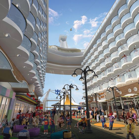 Oasis of the Seas - Broadwalk - åpent område akterut. Suiter og rom med balkong står som boligblokker på hver side og ga de finske ingeniørene store utfordringer i å få et stabilt og sterkt skip.