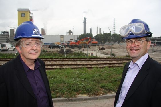 FORNØYDE: Produksjonssjef Rik Lambotte (til venstre) og Sluiskil-sjefen Mark van Hijfte ser frem mot byggestart av Urea 7. ¿ Investeringen var helt nødvendig, sier van Hijfte. I bakgrunnen den gamle Urea 6.