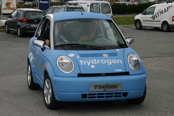 HYDROGEN OG STRØM: Thinks hybrid går naturlig nok på hydrogen og strøm. Bilen blir levert til noen av HyNors samarbeidspartnere neste år, men resten av oss må vente lenger. Samme modell i bensinversjon kan imidlertid kjøpes over nyttår.