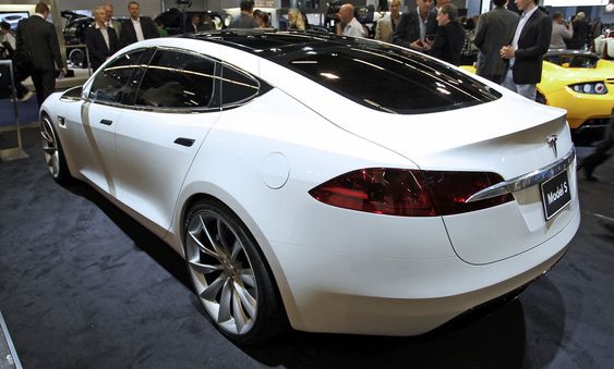 Tesla har stilt ut en showversjon av den planlagte Model S i Frankfurt. I motsetning til Roadster, som er en toseter, får Model S hele sju seter og en rekkevidde på opptil 48 mil.