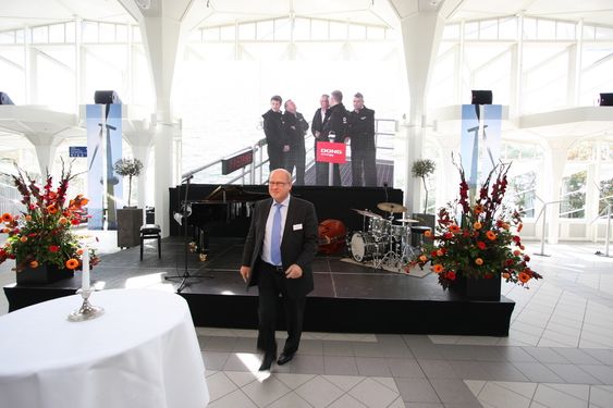- Dette er en fantastisk begivenhet, sier Niels Bergh-Hansen i danske Dong Energy, med kronprinsen på storskjerm i bakgrunnen.