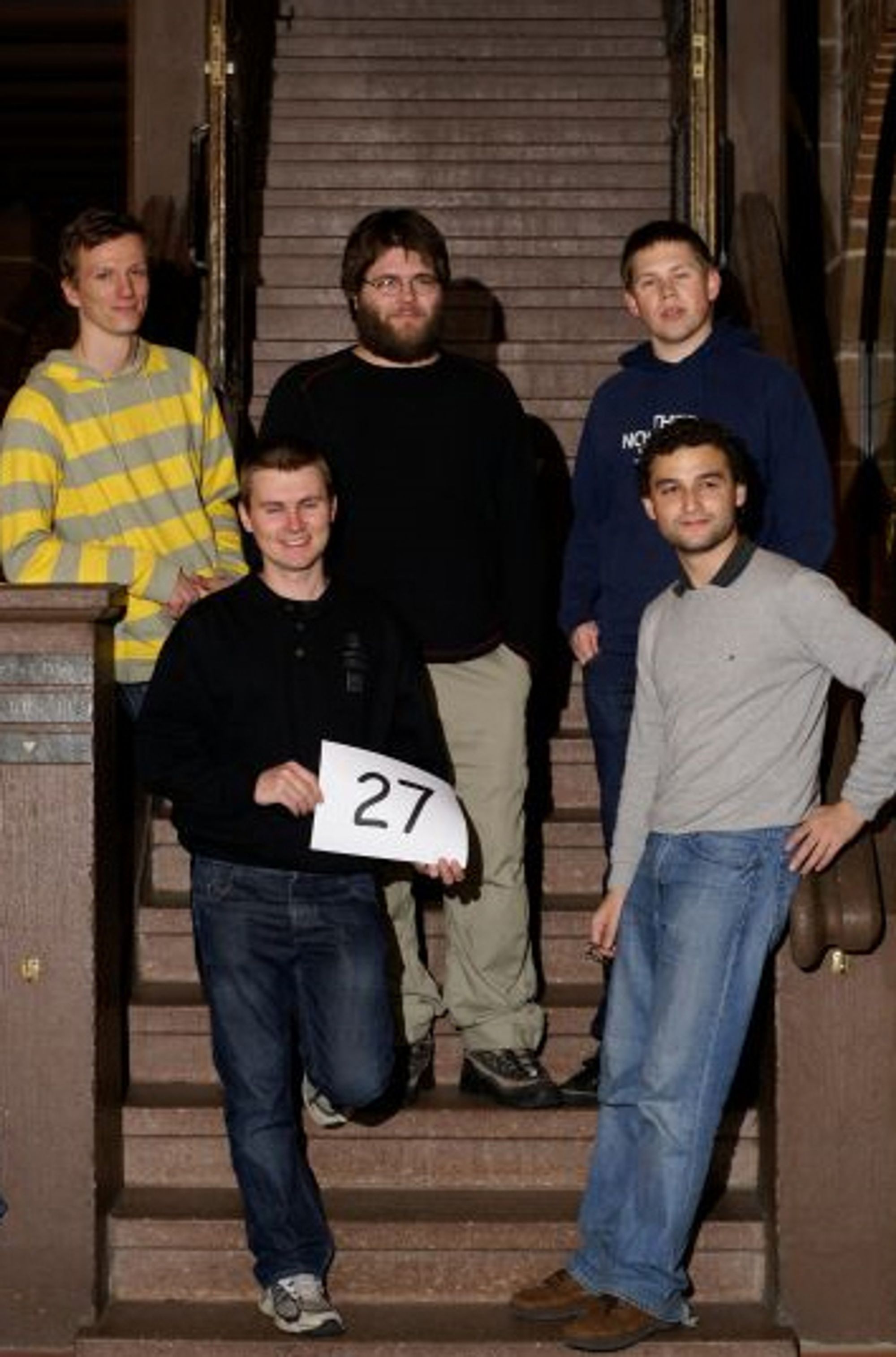 VM i programmering: UIB-laget besto av informatikkstudentene Robert Sasak (bak til venstre), Yngve Ådlandsvik og Torbjørn Tessem. Foran fra venstre står laglederne Martin Vatshelle og Daniel Lokshtanov.