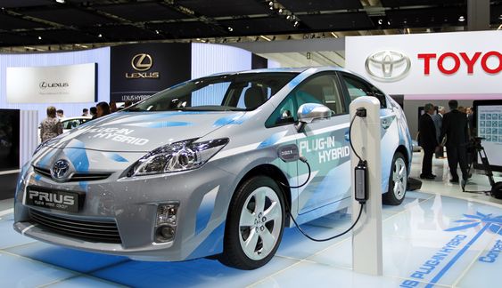 I god tid før Toyota ruller ut ladbare priuser på veiene, skal norske energiselskaper ha på plass forretningsmodeller for elbillading.