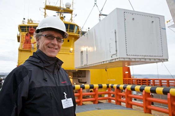 Prosjektleder i Wärtsilä, Ingve Sørfonn med brenselcellen i bakgrunnen - Å inneha rollen som systemintegrator på det som kanskje er verdens mest miljøvennlige skip er derfor svært spennende for oss, sier Sørfonn.