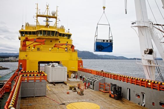Containeren med Wärtsilä sin teknologi blir lastet om bord i Viking Lady. SYSTEM: Brenselscellen er plassert i den grå containeren mens en blå container med elektro- og styringssystemer fra Wärtsilä er på vei om bord i Viking Lady i september i år.