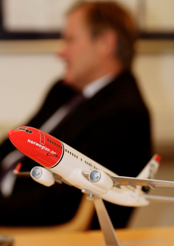 Norwegian-sjef Bjørn Kjos bak en modell av et Norwegian-fly.