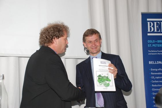 Bellona presenterer rapporten En helhetlig klimaplan 6. mai 2009. Her overrekker Frederic Hauge rapporten til miljøvernminister Erik Solheim.