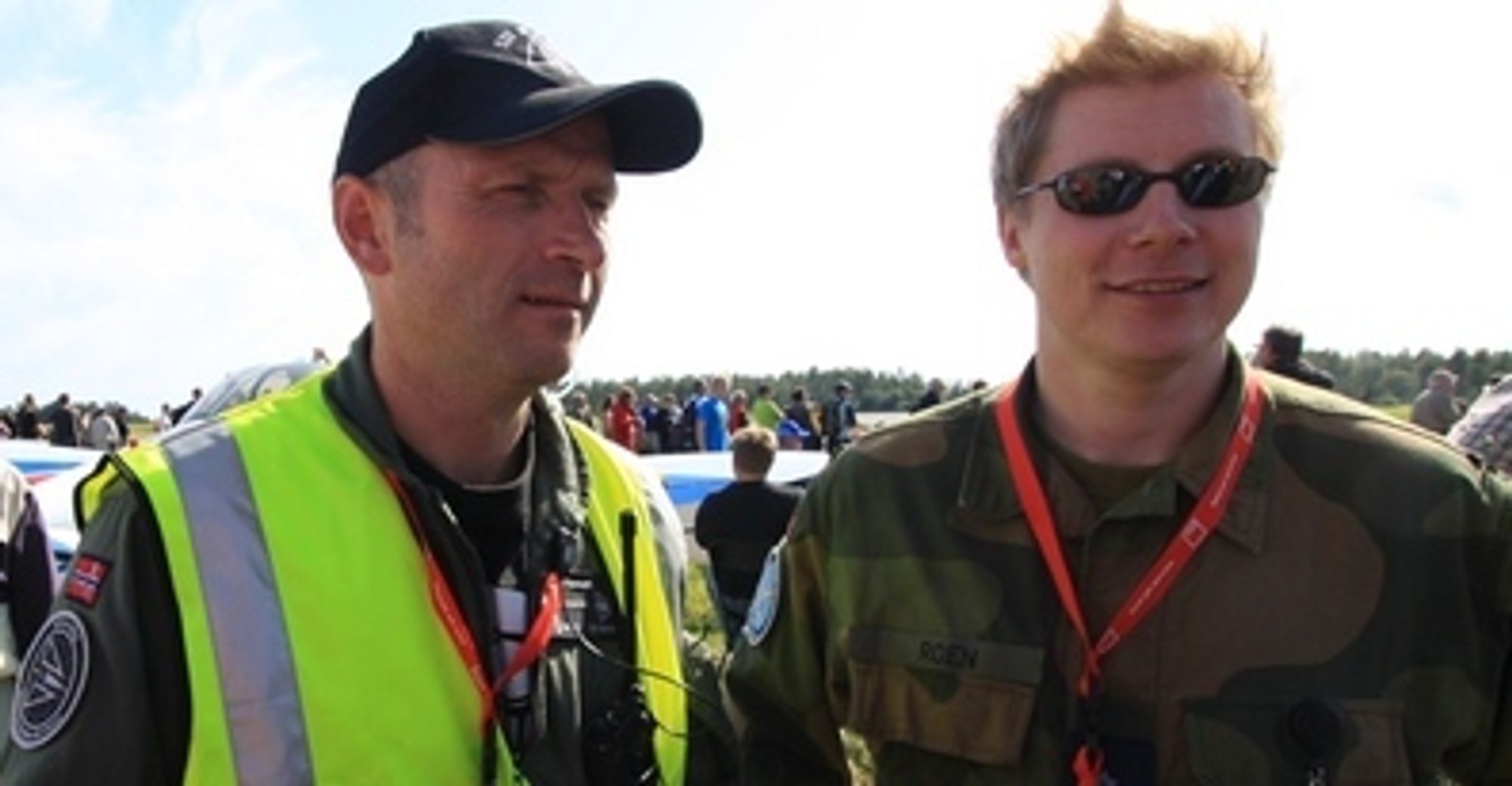 Lufthavnsjef Lars Christian Aamodt (t.v) og presseoffiser Stian Roen.