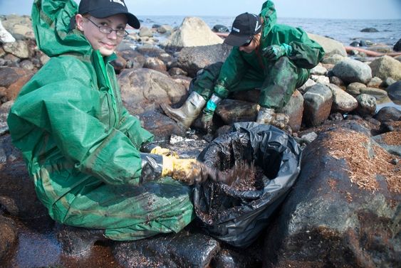 Jeanette Aubert og Therese Kronstad, WWF.Strandrensking på Jomfruland etter Full City-forliset. World Wildlife Fund (WWF) har 300 utdannede medarbeidere som rykker ut ved oljesøl. De har utstyr og utdannelse til det harde og krevende arbeidet.