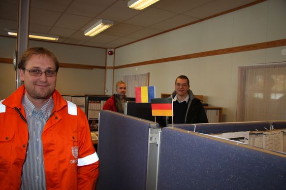 Halldor Rongve - adm. dir. Bergen Group Dregggen - kraner karnprodusjon skipsutstyr. Det er ingeniøer fra 11 land ansatt. Hver av dem har sitt lands flagg vedarbeidsplassen. Her Lauri Nurminen (FInland) og Bogdan Bunea (Romania). Den tyske kollegaen er til lunsj.