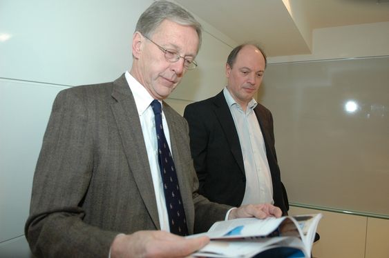 Per Terje Vold og Bjørn Harlad Martinsen i OLF legger fram konjunkturrapporten sin 12. november 2009