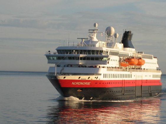 Hurtigruteskipet Nordnorge møter søsterskipet Vesterålen utenfor Lofotkysten.