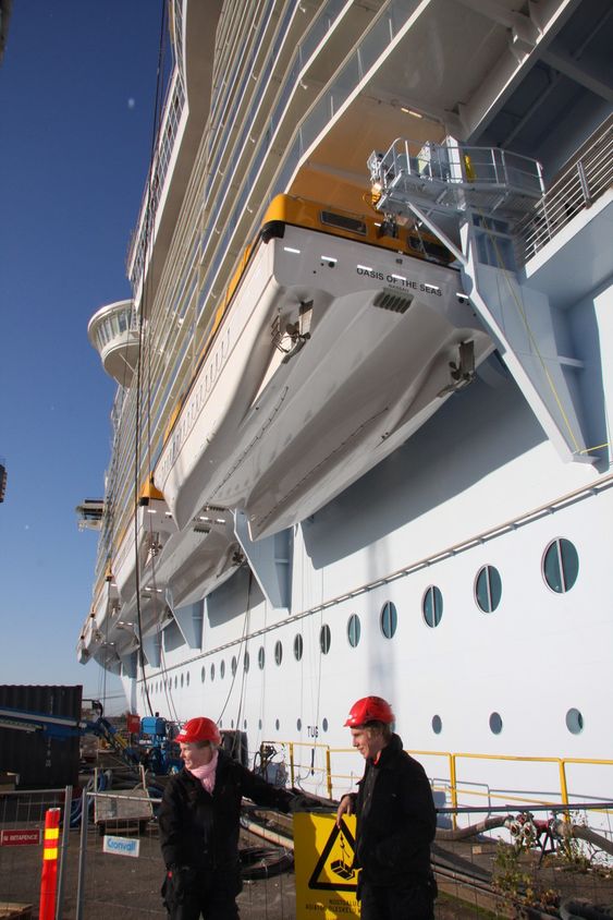 NYE: Umoe Schat Harding har utvuiklet en helt ny type livbåt til Oasis of the Seas. Hver kan ta 370 passasjerer.