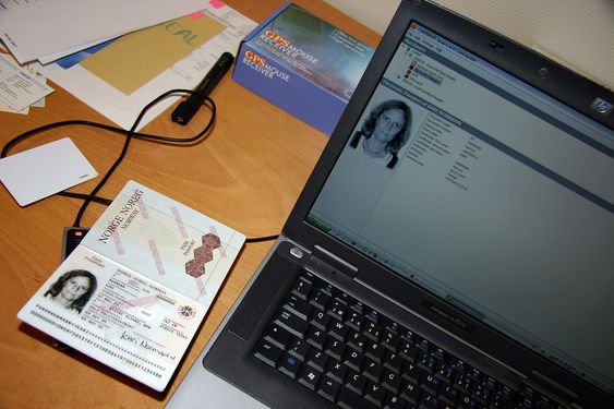 Passet leses av elektronisk og data hentes opp på en PC.