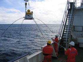 Mottakerantenner tre kilometer fra hverandre plasseres i store nett på havbunnen for å lete etter olje.