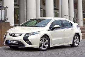 Det nærmeste man kommer elbiler som kan pumpes i dag er seriehybrider som Opel Ampera. Hydrogenbiler er også elbiler, som kan pumpes, men dette krever ny infrastruktur.