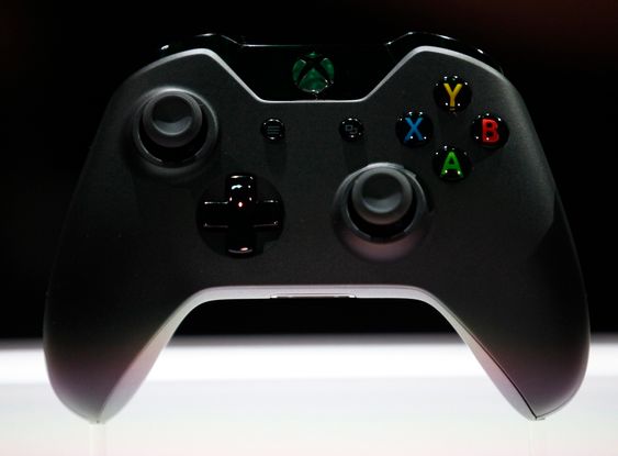 The Xbox One controller is shown during a press event unveiling Microsoft's new Xbox in Redmond, Washington May 21, 2013.  REUTERS/Nick Adams  (UNITED STATES - Tags: SCIENCE TECHNOLOGY ENTERTAINMENT) 