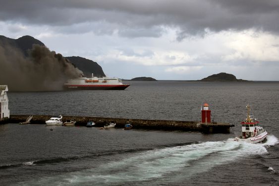 Brant livlig:Hurtigruteskipet Nordlys i brann like utenfor Ålesund 15. september 2011. To av mannskapet døde og to ble hardt skadet.