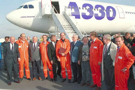 Det er nå henholdsvis over 20 og over 40 år siden forrige gang det var klart for jomfruferd med et nytt tomotors bredbuksfly fra Airbus. Her er besetningen på det første A300-flyet fra 1972 sammen med besetningen på den første A330-flygningen i november 1992.  