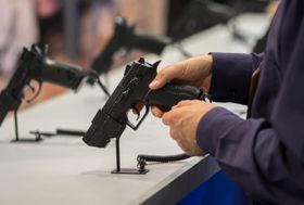 Våpenbutikker skal fortsatt få lov til å annonsere for våpnene sine.