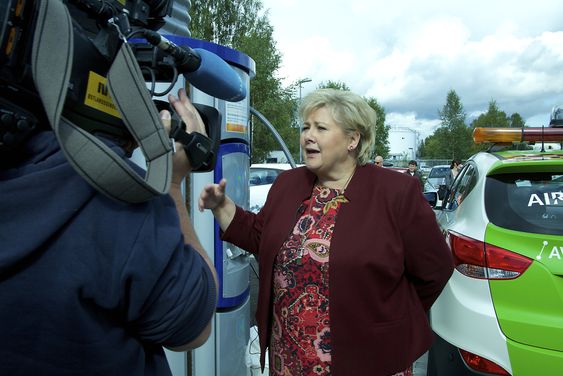 Statsminister Erna Solberg åpnet den nye hydrogenfyllestasjonen ved Oslo lufthavn fredag. 