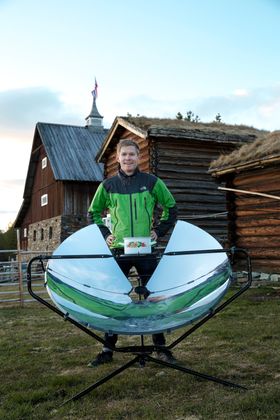 Even Haug Larsen i One Earth Designs med solgrillen.