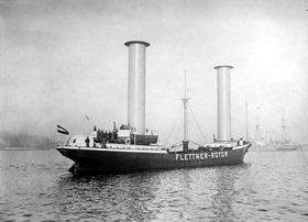 Frakteskipet Buckau med Flettner-rotorer. Skipet krysset både Nordsjøen og Atlanteren flere ganer, men ble demontert etter noen år.