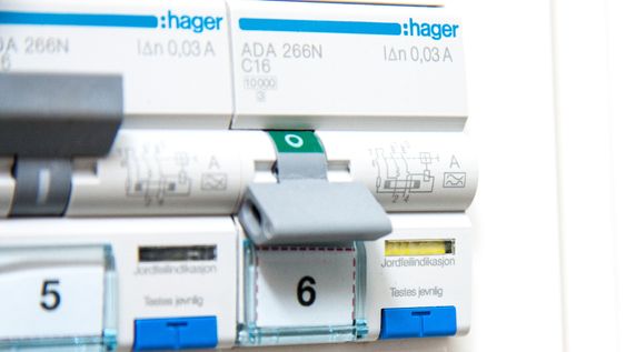 En type A jordfeilautomat kan settes ut av spill dersom DC-komponenter lekker ut på kursen. Da kan spolen i vernet oppmagnetiseres, slik at beskyttelsen ikke slår ut ved en samtidig jordfeil et annet sted i kursen.