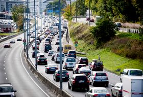 Oslo 20090925. Det var fredag ettermiddag mye biltrafikk på vei ut av Oslo. Både rushtid og høsttrafikk gjorde at bilister måtte smøre seg med ekstra mye tålmodighet. Foto: Kyrre Lien / Scanpix .