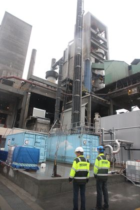 Akers aminteknologi kan sikre 50 prosent karbonfangst uten tilførsel av mer energi, viser testene på Norcem-fabrikken i Brevik. 