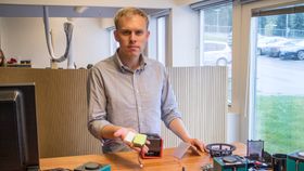 Radiokonstruktør: Sivilingneiør Andreas Erlandsen hos TT Micro har konstuert Pinell Go. Nå har han jobbet intenst for å få frem et nytt sikkert batteri og etablere et erstatingsprogram for å bytte ut det usikre batteriet så raskt som mulig.  