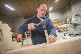 Lett å sette sammen: Gründer Nils Magnus Kjenstad i Nimo demonstrerer hvordan han setter sammen byggeelementene av limtre. 