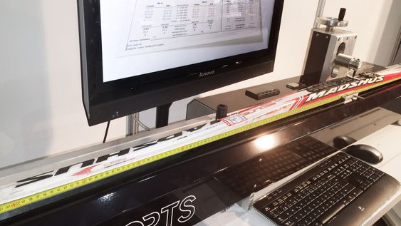 Skimålemaskinen Skianalyzer er utviklet av IDT i samarbeid med Olympiatoppen. Maskinen måler spenn og stivhet i langrennski med laser.