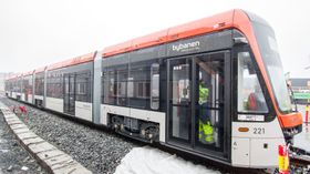 Vognen er bygget utenfor Berlin, og ble levert via båt til Bergen mandag.