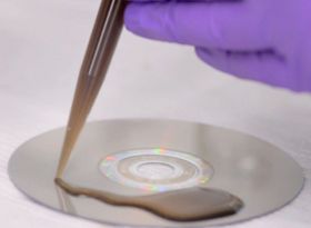 Grafittdioksid på DVD-platen kan formes til fleksible superkondensatorer. 