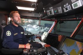 Kaptein Knut Hveding har alle funksjoner han trenger innen rekkevidde fra sin førerstol. 