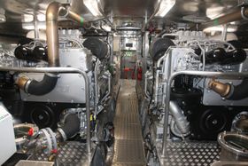 To MTU 2000 dieselmotorer, hver på 1.220 kW (totalt 3.600 hk) får båten opp i 40 knop ved hjelp av Rolls-Royce vannjeter. Fartøyet har en trekkraft på 12 tonn. 