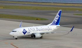 ANA flyr med B737-700ER mellom Mumbai og Tokyo med et lignende konsept av det SAS forsøkte seg på mellom Stavanger og Houston. 