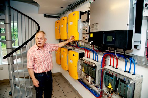 Hans-Olof Nilsson bor i Agnesberg utanför Göteborg. Till vardags driver han ett företag i vindkraftsbranschen. Vid sidan av det ägnar han all ledig tid åt att få det nybyggda huset helt självförsörjande på el.  