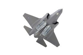F-35 kan bære to JSM internt (i tillegg til fire under vingene). De to andre missilene i våpenrommet er AMRAAM. 
