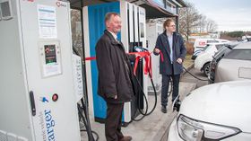 Jorma Autio i Delta Energy Systems og Leif Richard Bones Egge åpnet den første 120 kilowattladeren i landet i Vestby. 