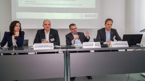 Skal gjøre bilen digital: Bosch stiller med hele ledelsen når de skal presentere planene for den tilkoblede bilen.  