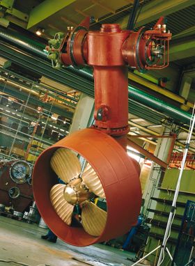 Oppsvingbar thruster produseres fortsatt i Ulsteinvik, men bedriften heter ikke lenger Ulstein propeller men Rolls-Royce Marine. 
