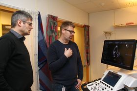 Erik Steen og Sevald Berg med Vivid E95 i laboratoriet hvor nye apparater testes ut. 