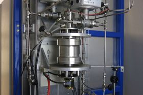 Rotolyzer betyr at elektrolysen foregår i en stående, roterende prosess med 15 BAr trykk. Da kan størrelsen reduseres med en faktor på 1:100.  