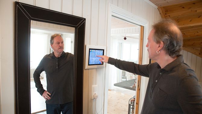 Umoden teknologi: – Mange har spådd at årets julegave i 2015 skulle være hjemmeautomasjon. Det er nok fremdeles litt tidlig, mener Gaute Espeland. Her er en av husets touch-skjermer.