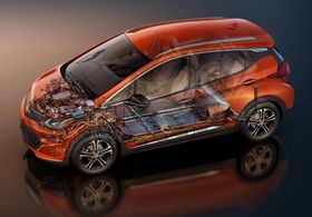 En titt på innsiden av Chevrolet Bolt viser en stor batteripakke, og motor på fremhjulene.